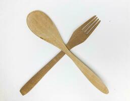 di legno cucchiaio e forchetta. mangiare utensili su tavolo foto