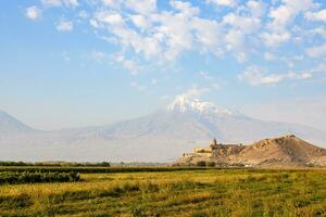 Visualizza di khor virap monastero con ararat montagna foto