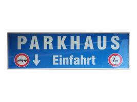 segno tedesco isolato su bianco. ingresso parcheggio