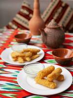 formaggio bastoni e pollo pepite fritte formaggio e impanato fritte pollo servito con un' cremoso salsa. asiatico stile foto