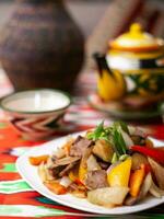 fritte Manzo carne nel olio con patate, cipolle, campana peperoni secondo per il uigura ricetta foto