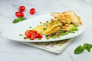 prima colazione di uova e verdure con ciliegia pomodori e fette di pane nel un' bianca piatto lato Visualizza foto