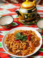 il orientale lagman piatto è fatti in casa tagliatelle fritte con carne, verdure e erbe aromatiche. orientale cucina foto