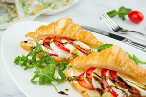 Cornetti con formaggio, la verdura, ciliegia pomodori e erbe aromatiche foto