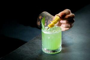 lime coctail con ananas pezzi e cannella lato Visualizza foto