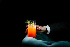 tropicale cocktail con tramonto pendenza e agrume lato Visualizza foto