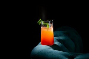 tropicale cocktail con tramonto pendenza e agrume lato Visualizza foto