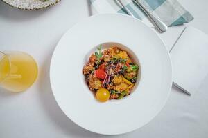 verdura stufato con patate, pomodori e erbe aromatiche con salsa nel un' in profondità piatto superiore Visualizza foto