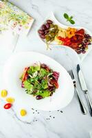 insalata di verdi, lattuga foglie, cetrioli, rosa cipolle, superiore Visualizza foto
