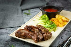 Manzo carne con patatine fritte, cetrioli e barbecue salsa, lato Visualizza foto