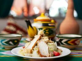 Cesare insalata con pollo Seno, erbe aromatiche e formaggio. asiatico stile foto