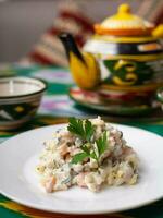 olivier insalata secondo per il russo ricetta. asiatico stile foto