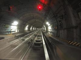 tunnel ferroviario della metropolitana sotterranea, con luci al neon foto