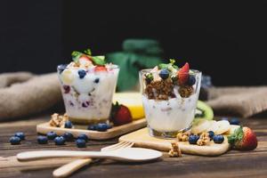 sano yogurt greco con muesli e frutti di bosco misti su tavola di legno foto