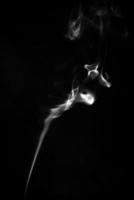 primo piano di fumo bianco su sfondo nero foto