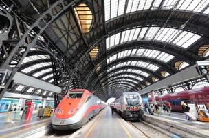 treni ad alta velocità alla stazione centrale di milano foto