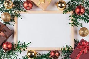 scatole regalo e decorazioni festive in oro su sfondo bianco.