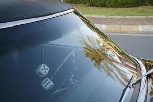 dettaglio del finestrino anteriore di un'auto americana classica viola foto