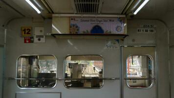 interno pendolare linea o elettrico treno nel Giacarta, Indonesia foto