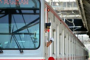 pendolare linea o elettrico treno nel Giacarta, Indonesia foto