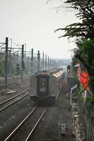 pendolare linea o elettrico treno nel Giacarta, Indonesia foto