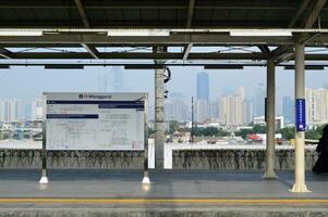 Visualizza di il città di jakarta a partire dal ferrovia stazione foto