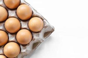 vista dall'alto uova in confezione su sfondo bianco foto