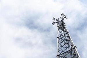 torre del telefono e cielo con copia spazio foto