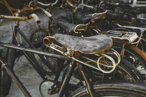 vecchio e sporco con arrugginito classico bicicletta foto