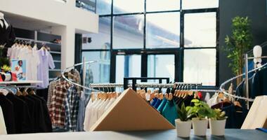 vuoto interno di shopping centro pieno con elegante Abiti, Al dettaglio negozio con alla moda merce su grucce e cremagliere. capi di abbigliamento memorizzare attrezzata con Accessori e nuovo moda collezione. foto