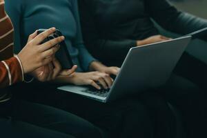 vicino su di donna mano utilizzando credito carta e il computer portatile per pagamento e in linea acquisti, in linea acquisti, pagamenti digitale bancario, e-commerce concetto. foto