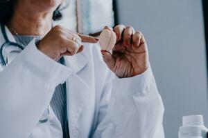 femmina medico Tenere virtuale polmoni nel mano. handrawn umano organo, copia spazio su giusto lato, crudo foto colori. assistenza sanitaria ospedale servizio concetto azione foto