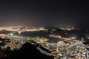 luci della città viste dalla cima della collina del corcovado a rio de janeiro, brasile