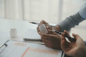 medici, infermiera o il computer portatile nel notte lavoro di squadra, medico ricerca o chirurgia pianificazione nel benessere Ospedale. parlando, pensiero o assistenza sanitaria donne su tecnologia per collaborazione Aiuto o vita assicurazione App foto