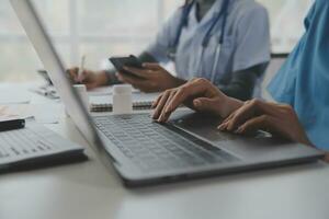 medici, infermiera o il computer portatile nel notte lavoro di squadra, medico ricerca o chirurgia pianificazione nel benessere Ospedale. parlando, pensiero o assistenza sanitaria donne su tecnologia per collaborazione Aiuto o vita assicurazione App foto