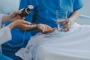 donne asiatico medici hold il paziente mano e incoraggiare e fornire medico consigli mentre controllo il paziente Salute nel letto. concetto di cura e compassione, prenatale cura, minacciato aborto foto