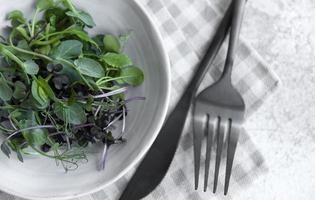 assortimento di micro green su fondo in cemento foto