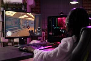 donna nel accogliente appartamento giocando travolgente video gioco su gioco pc a computer scrivania in ritardo a notte. assonnato gamer ragazza combattendo Cattivi nel multiplayer scienza finzione tiratore foto