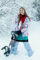 giovane donna Tenere Snowboard su sua le spalle foto