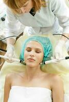 cosmetologo fa il procedura microcorrente terapia bellezza salone foto