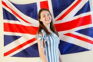 giovane donna con bandiere di inglese A proposito di paesi foto