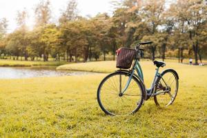 bicicletta nel parco d'autunno foto