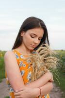 avvicinamento di bellissimo donna nel vestito è conservazione Grano Ritaglia foto