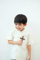 poco asiatico ragazzo preghiere con Tenere il attraverso, cristiano concetto foto