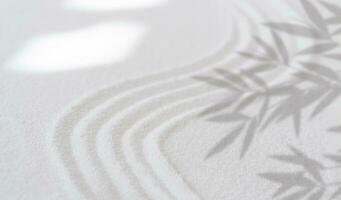 zen giardino bianca sabbia superficie con foglia ombra su cerchi,sabbia struttura con bambù le foglie ombra su spirituale modello nel giapponese stile, armonia, meditazione, zen piace concetto foto