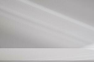 bianca parete calcestruzzo studio sfondo con ombra e luce del sole effetto su piano, vuoto fondale Schermo grigio cemento ruvido superficie con natura luce, bandiera per bellezza cosmetica Prodotto presentazione foto