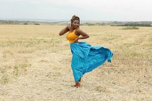 africano americano giovane donna avendo divertimento all'aperto a tramonto. foto