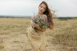 donna a piedi nel d'oro secco erba campo. foto