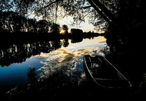 barca sul fiume foto