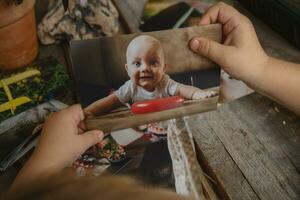 foto stampa concetto. ragazzo guardare a stampato fotografie.